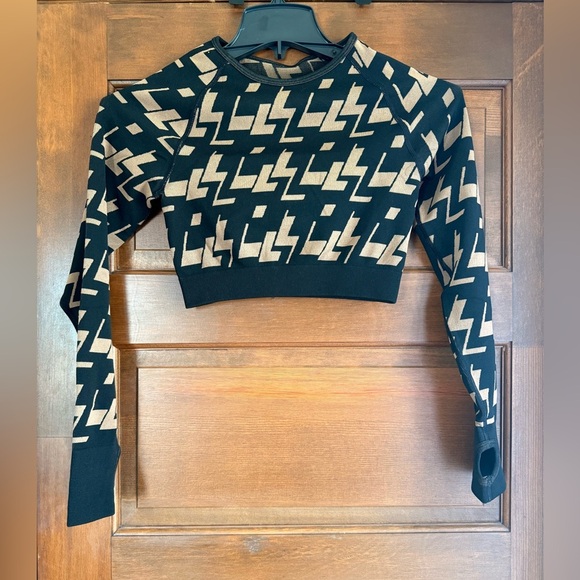 Anthropologie Geometric Long Sleeve Athletic Top by Mono B 🖤 - Picture 3 of 6